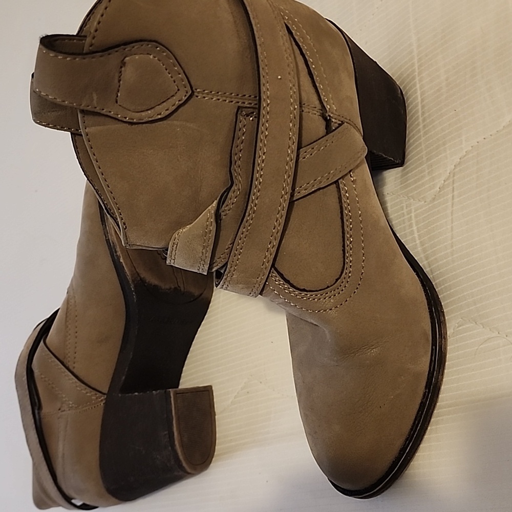 Ankle bootie. Sz 6.5, 7
